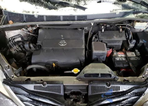 2013 Toyota Sienna Le z USA, uszkodzony, nr VIN 5TDKK3DC2DS356476